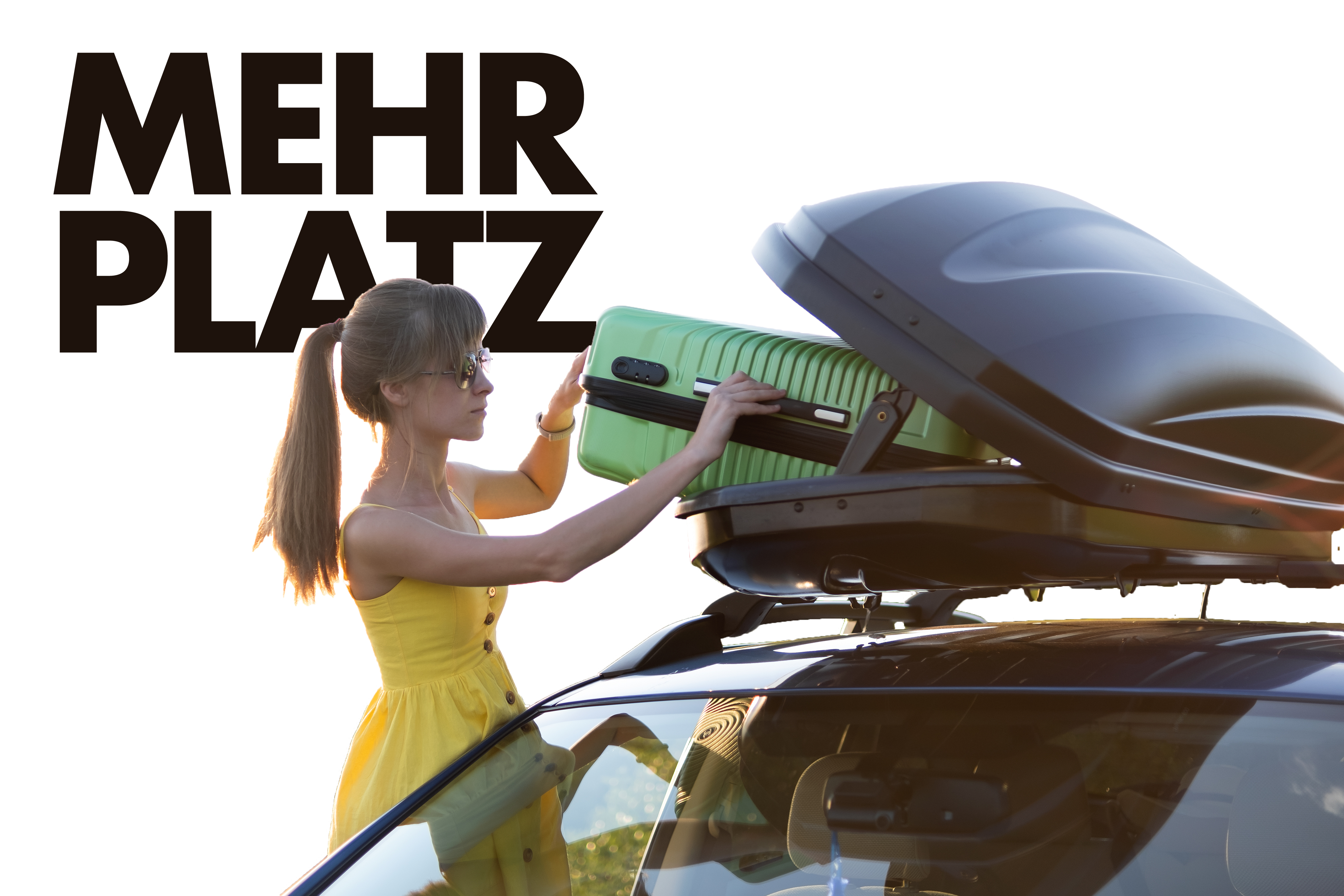 Frau hebt Koffer in Dachbox mehr Platz