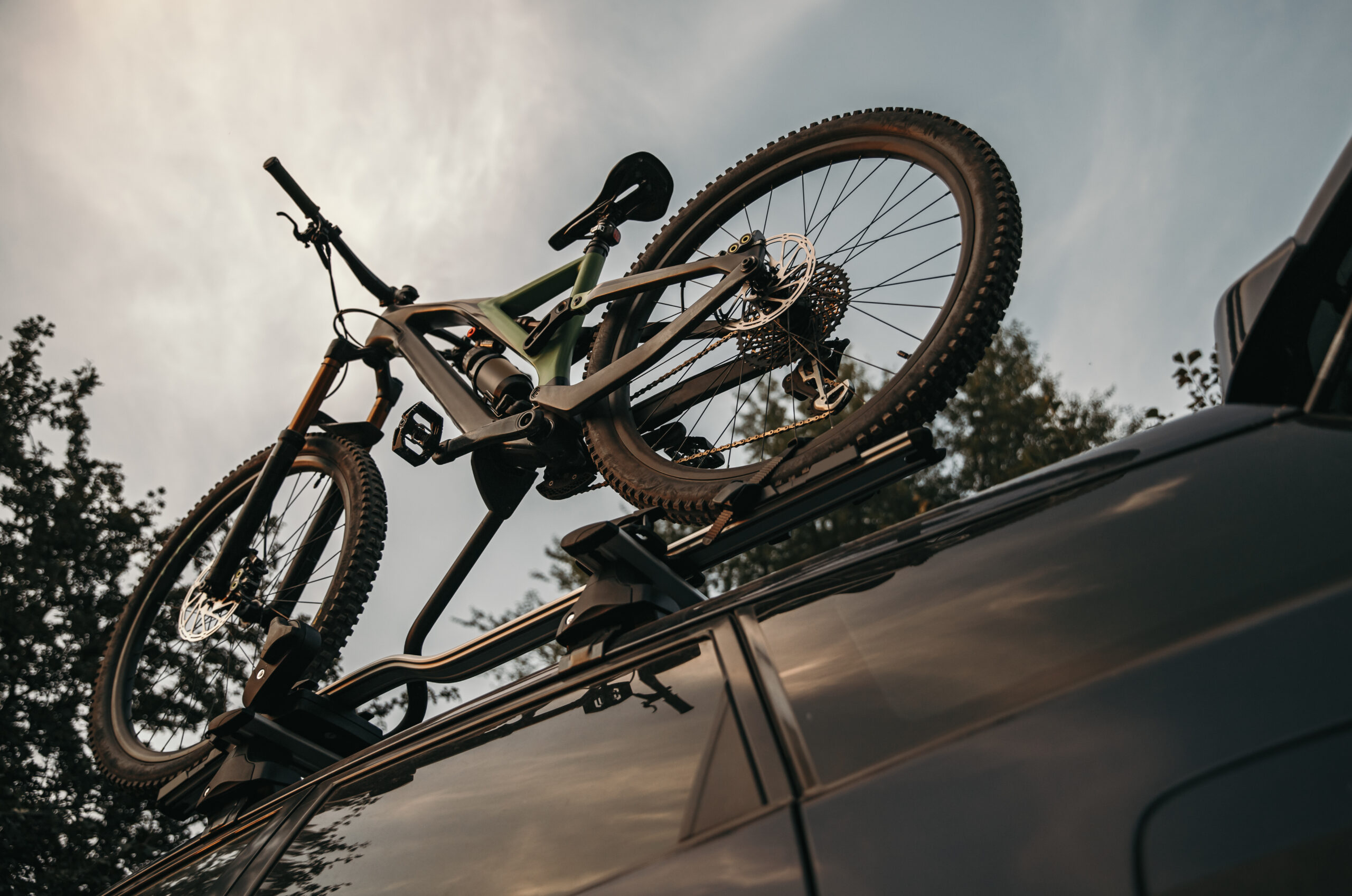 Mountainbike auf Dach-Fahrradträger Perspektive von unten