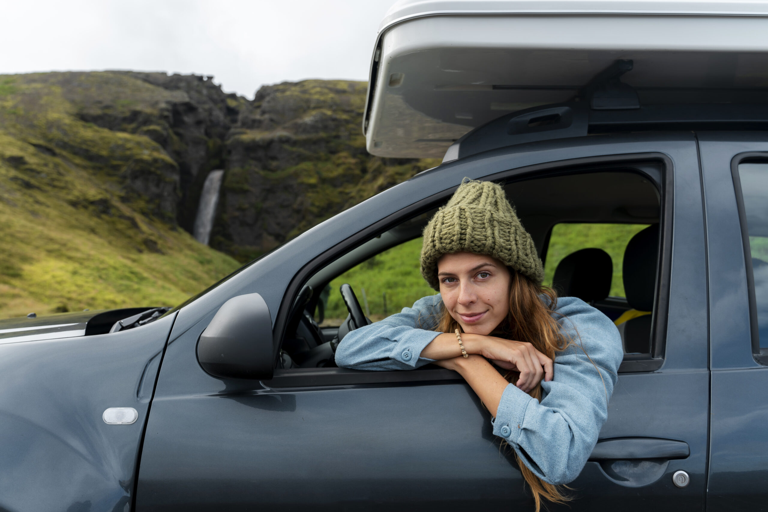 Frau am Autofenster Roadtrip mit Dachbox